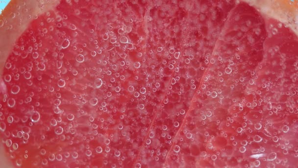 γκρέιπφρουτ κάτω από το νερό σε κοντινό πλάνο. χυμώδη φρούτα για χυμό, εσπεριδοειδή - Πλάνα, βίντεο