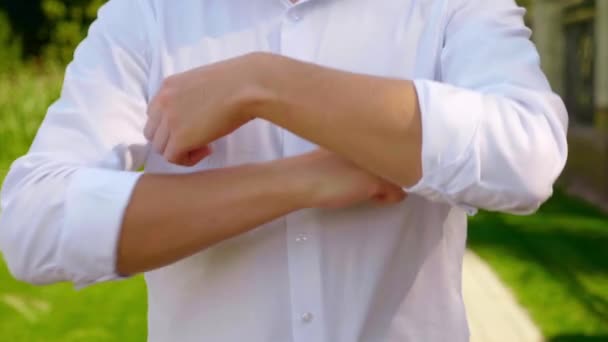 Close-up zakenman vouwt zijn armen over zijn borst en draait naar de camera - Video