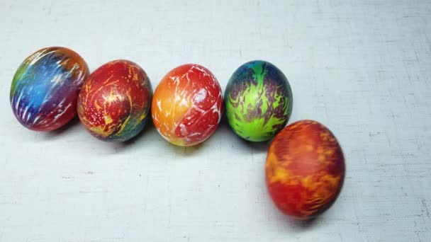 oeufs de Pâques colorés sur un fond blanc - Séquence, vidéo