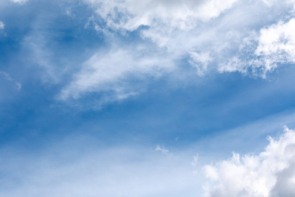 Strahlend blauer Himmel mit flauschig weißen Wolken. Schöner natürlicher Hintergrund. Kopierraum. - Foto, Bild