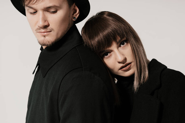 Millennial módní pár na bílém šedém pozadí ve studiu - Fotografie, Obrázek