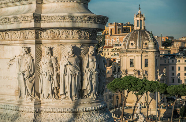 Primer plano de los diseños decorativos y esculturas cerca de la basílica en la antigua ciudad de Roma
. - Foto, imagen