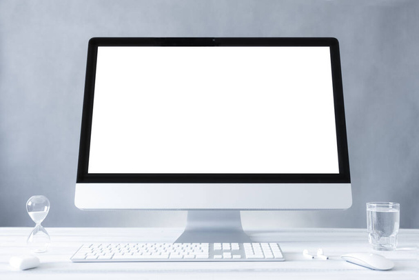 Komputer w jednej makiecie, domu i przestrzeni biurowej. Komputer biały pusty ekran na stole roboczym widok z przodu. Przestrzeń kopiowania - Zdjęcie, obraz