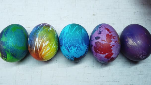 huevos de Pascua de colores sobre un fondo blanco - Imágenes, Vídeo