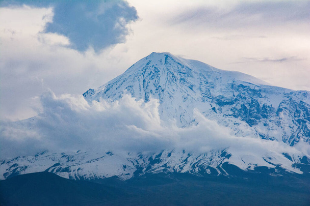アララト山は雲に覆われている。 - 写真・画像