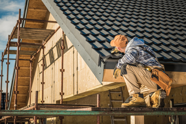 Contratista de techo inspecciona el progreso en la construcción de nuevas casas y la instalación de techo
.  - Foto, imagen