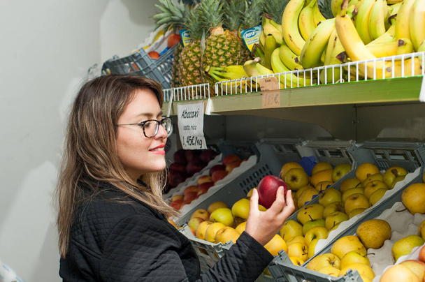Genç sarışın kadın markette meyve seçiyor.. - Fotoğraf, Görsel