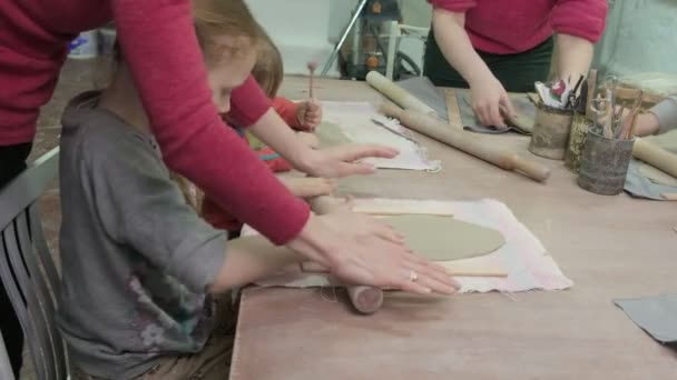 Детский мастер-класс по глиняному моделированию. Керамика
 - Кадры, видео