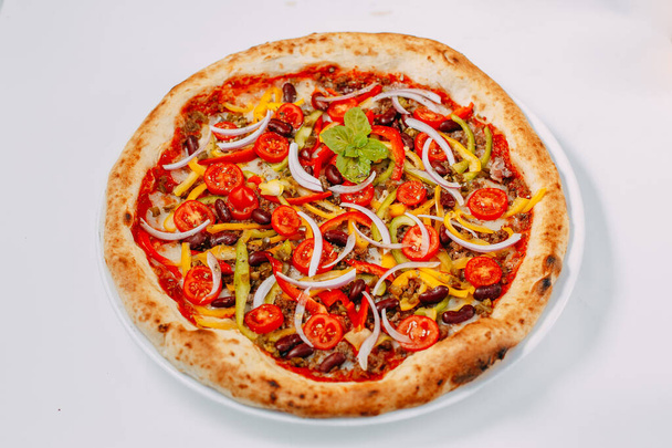 Pizza italienne au fromage et boeuf aux légumes et tomates sur fond blanc
 - Photo, image