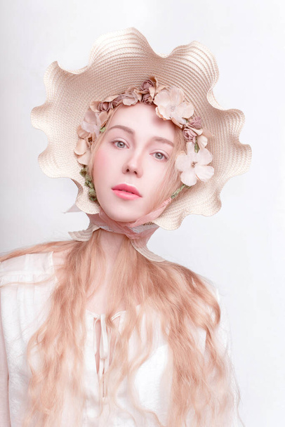 schönes Frühlingsmädchen mit Blumenmütze, sieht aus wie Kamille, Mode retuschiertes Porträt - Foto, Bild