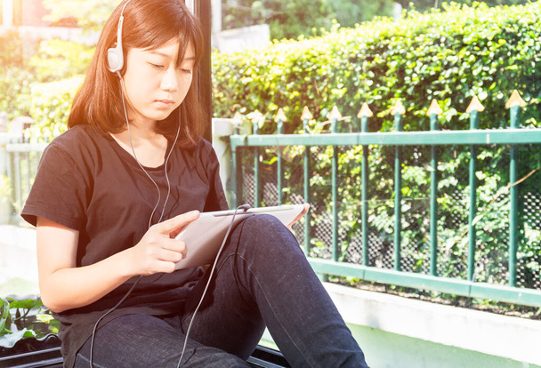 Счастливая девочка-подросток слушает музыку с цифрового планшета в комнате дома
 - Фото, изображение