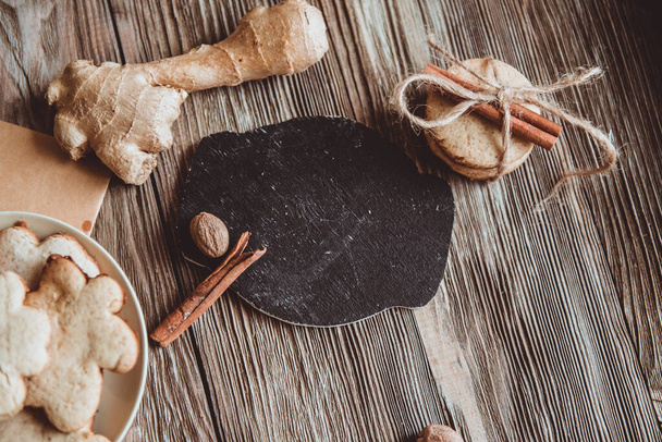 Close up de biscoitos de gengibre caseiros, canela, gengibre em uma mesa de madeira. Espaço para cópia. Vintage tonificado imagem, flat lay
 - Foto, Imagem