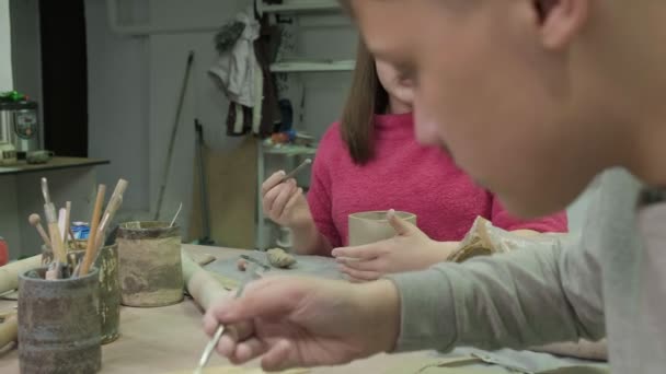 Kinder Meisterkurs in Ton-Modellierung. Keramische Werkstatt - Filmmaterial, Video
