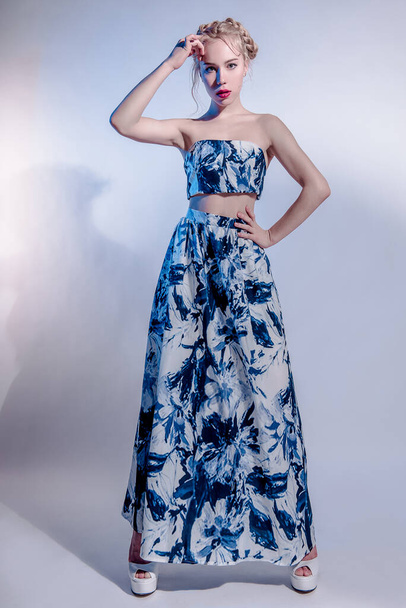Linda mujer joven en azul marino vestido sosteniendo jaula de pájaro, primavera tierna estudio de moda tiro
 - Foto, imagen