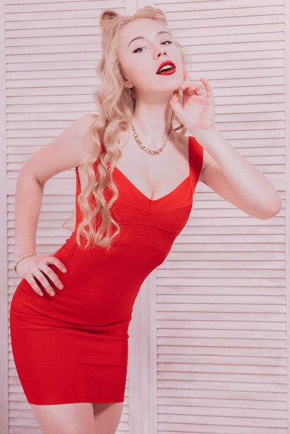 Klasik poster tarzı. Sarışın, şık, genç bir bayan. Retro kırmızı elbise giyen çekici bir kız. Stüdyo çekimi - Fotoğraf, Görsel