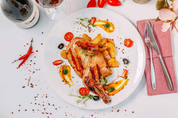 Süslü beyaz bir masada patatesli ızgara tavuk - Fotoğraf, Görsel