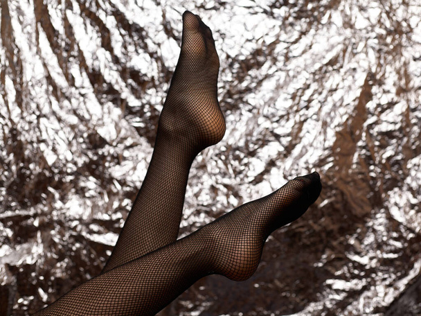 Hermosas piernas femeninas en mallas de malla. Medias de malla negra de moda en stock y pies sexy de una chica joven
. - Foto, imagen