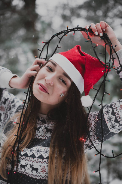 Winter portret van jonge mooie brunette vrouw dragen trui. Sneeuwen winter schoonheid mode concept. - Foto, afbeelding