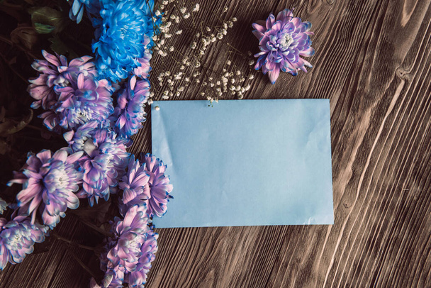 Mor, mavi ve pembe kasımpatı. Ahşap zemin üzerinde bir buket kasımpatı ve fotokopi alanı. Kasımpatı Çiçeği Yaklaş - Fotoğraf, Görsel