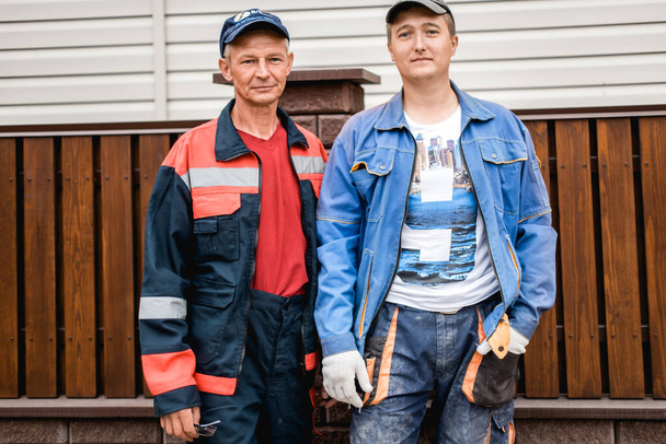 Business, Building, Teamwork und People-Konzept - Gruppe lächelnder Bauarbeiter im Freien - Foto, Bild