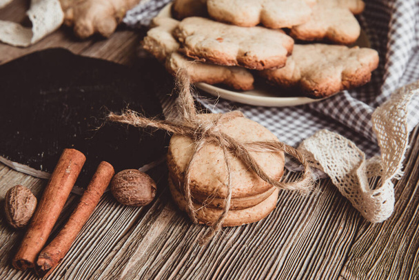 Close up de biscoitos de gengibre caseiros, canela, gengibre em uma mesa de madeira. Espaço para cópia. Vintage tonificado imagem, flat lay
 - Foto, Imagem