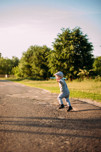 Мальчик 1-2 лет летом гуляет на природе, веселится
 - Фото, изображение