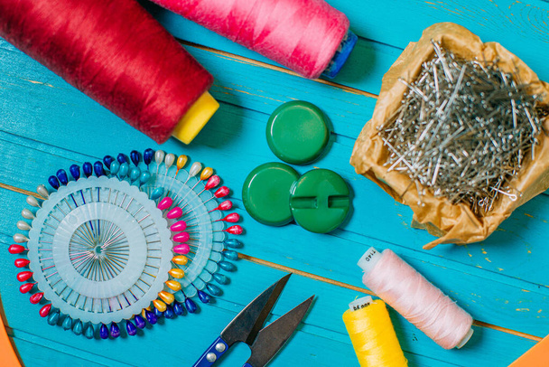 Набор пошивочных инструментов и аксессуаров на столе
 - Фото, изображение