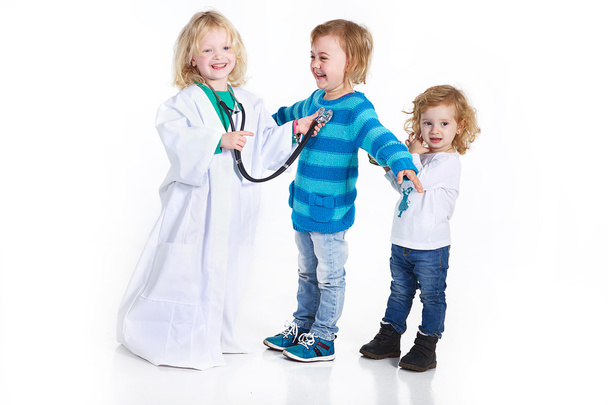 Kolme tyttöä leikkii lääketieteessä
 - Valokuva, kuva