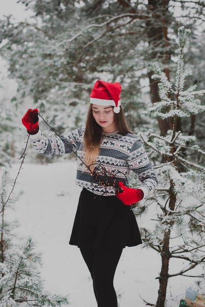 Zimní portrét mladé krásné brunetky ve svetru. Sníh zimní krása módní koncept. - Fotografie, Obrázek
