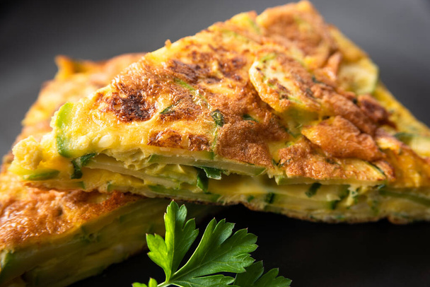 Fatias de deliciosa omelete de courgette, comida vegetariana - Foto, Imagem