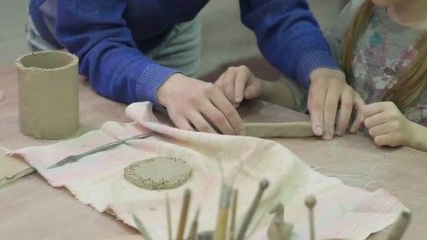 粘土モデリングの子供マスタークラス。陶芸教室 - 映像、動画