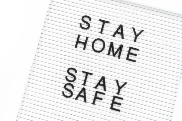 STAY HOME i STAY Znak bezpieczeństwa na forum wiadomości. - Zdjęcie, obraz