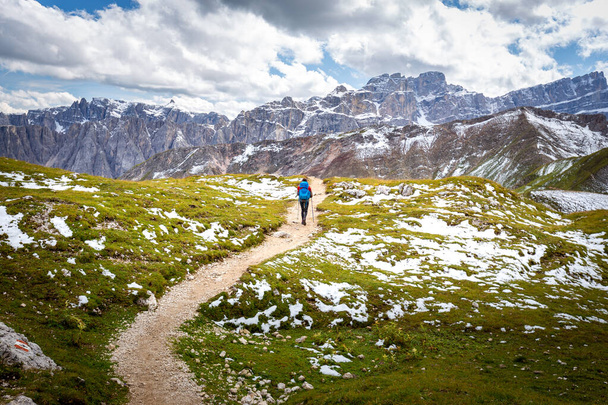 Femme randonneur randonneur touristique randonnée seul sentier de montagne allée pittoresque vue sur le paysage alpin, Tyrol du Sud Alpes seul Voyage Italie Europe tourisme
. - Photo, image