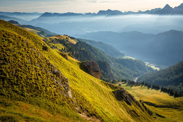 Piękny południowy Tyrol Alto Adige pasmo górskie grzbiet szczyt widok śniegu krajobraz, szlak pieszy zielona dolina, Włochy Alpy podróży Turystyka europejska. - Zdjęcie, obraz