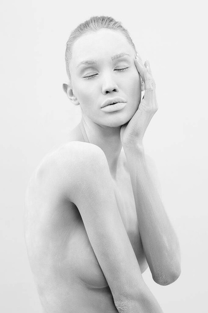 beautiful naked woman in white paint. beautiful nude girl black and white portrait - 写真・画像