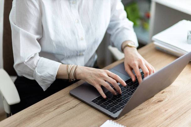Woman typing on laptop - Foto, Bild