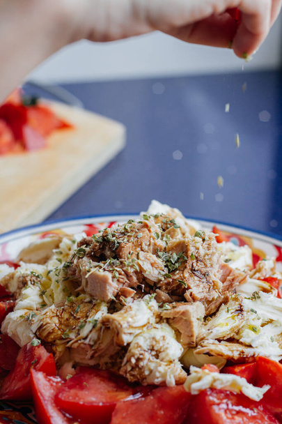 Ev yapımı Caprese salatası kekik soslu. - Fotoğraf, Görsel