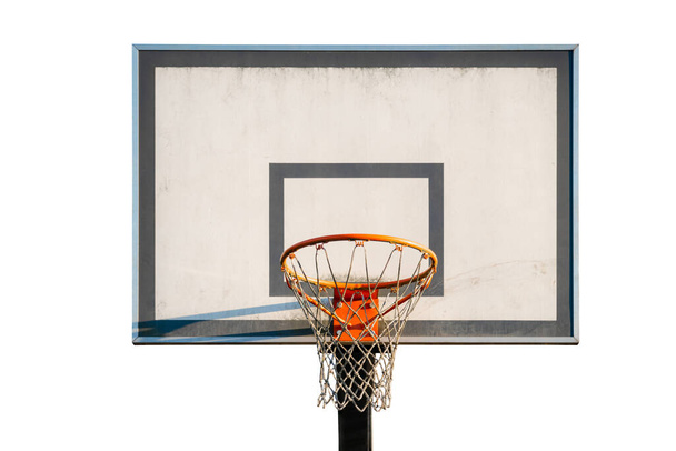 Straat basketbal hoepel, net en plank geïsoleerd op witte achtergrond. Stedelijk jeugdspel - Foto, afbeelding