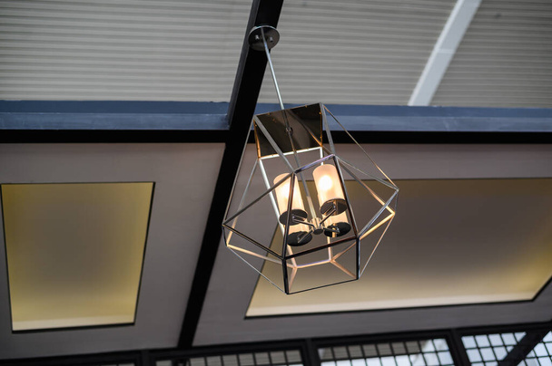 Lámpara colgante de metal en interior moderno
. - Foto, imagen