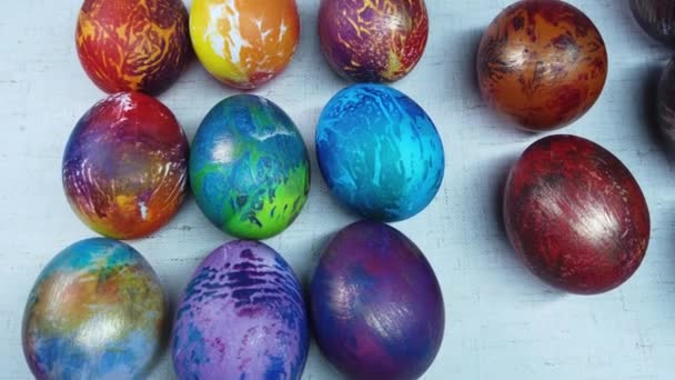 barevné velikonoční vajíčka na bílém pozadí - Záběry, video