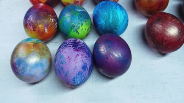 värikkäitä pääsiäismunia valkoisella taustalla - Materiaali, video