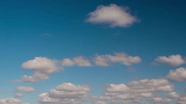 σύννεφα κολυμπούν γρήγορα στον γαλάζιο ουρανό της ημέρας - Πλάνα, βίντεο