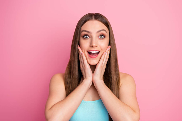 Close-up portrait of her she nice attractive lovely pretty amazed cheerful cheery straight-haired girl new novelty discount reaction isolated over pink pastel color background - Foto, Imagem