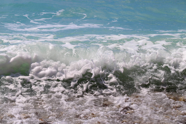 Photo beautiful blue sea waves and splashes illuminated by the sun - Foto, immagini