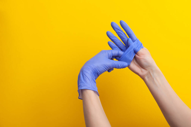 Istruzioni passo-passo su come rimuovere i guanti sporchi, il medico toglie dal guanto a mano
 - Foto, immagini