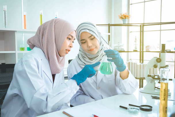 Deux femmes musulmanes chimiste faisant l'expérience en laboratoire
. - Photo, image