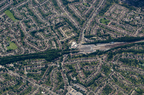Vista aérea de la estación de tren principal de Orpington en el distrito londinense de Bromley. La ciudad suburbana es popular entre los viajeros y está a poca distancia del centro de Londres a pesar de estar rodeada de un hermoso campo
. - Foto, Imagen