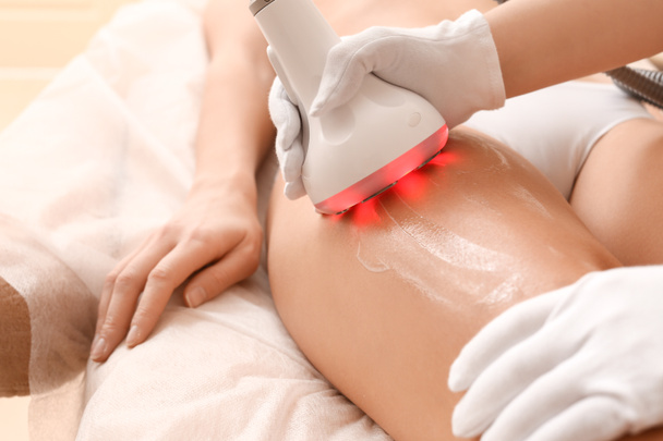 Belle femme subissant une procédure de massage anti-cellulite dans un salon de beauté, gros plan
 - Photo, image