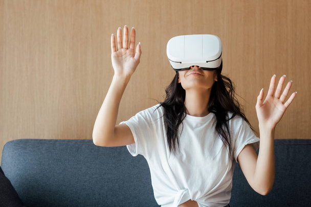 happy young woman using virtual reality headset at home - Foto, immagini