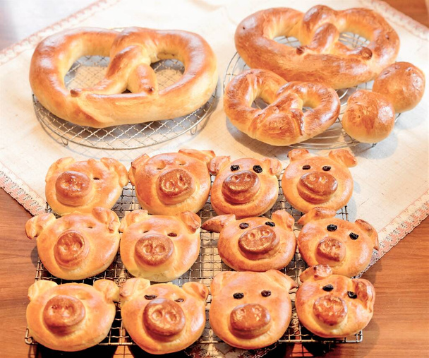 Pretzels alemães e biscoitos de Natal na forma do rosto de um porco como biscoitos da sorte - biscoitos da banha
 - Foto, Imagem
